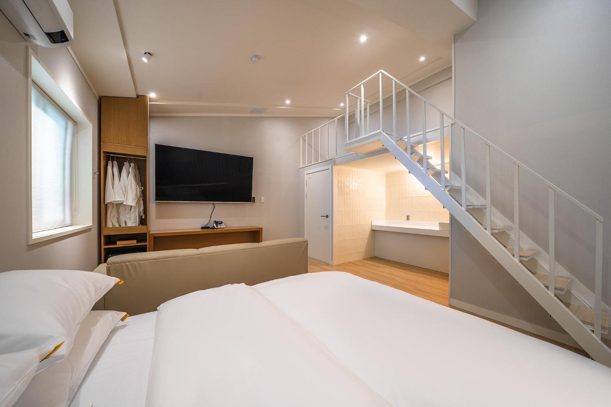 Mono Hotel Suwon Esterno foto