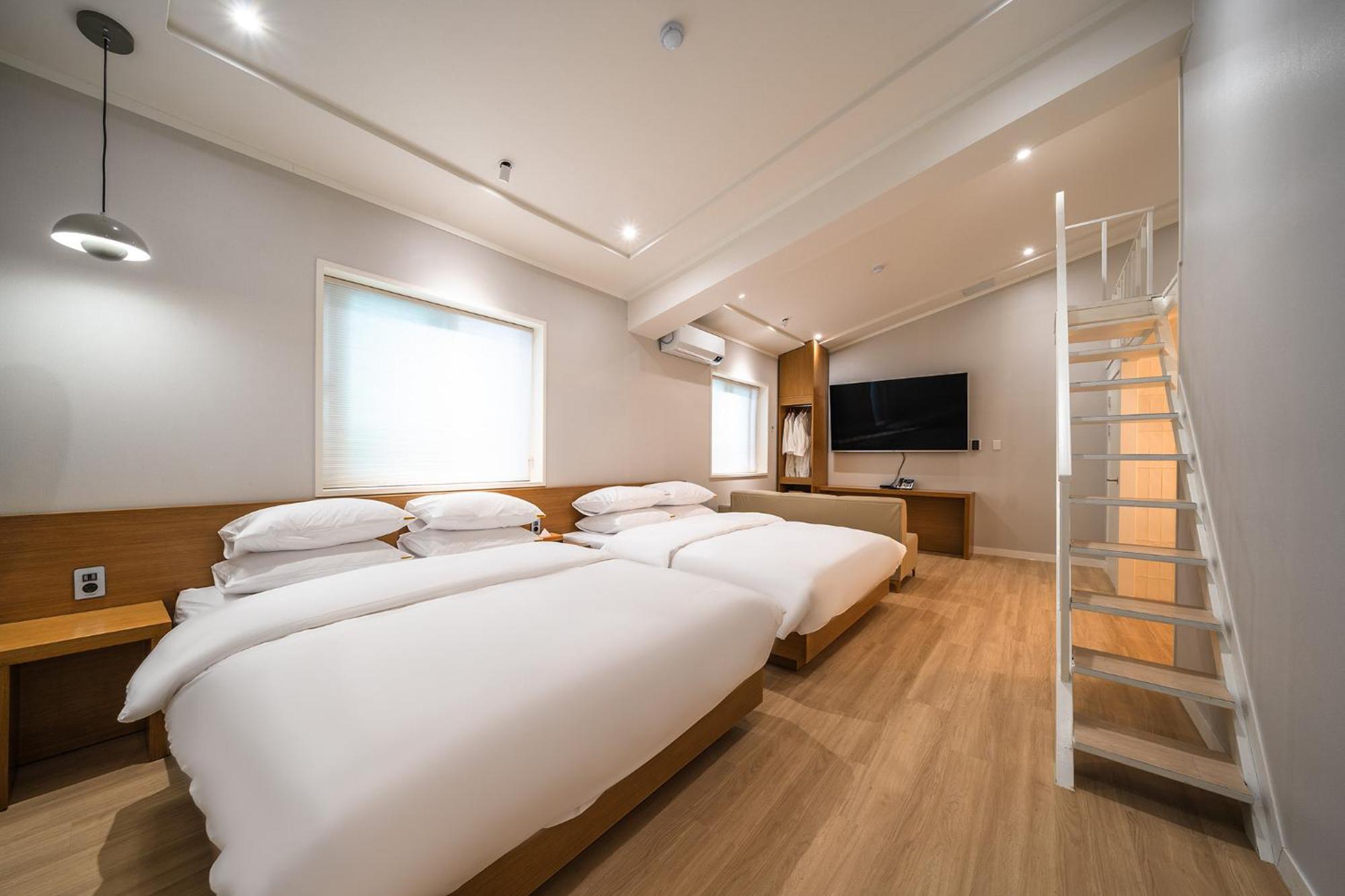 Mono Hotel Suwon Esterno foto