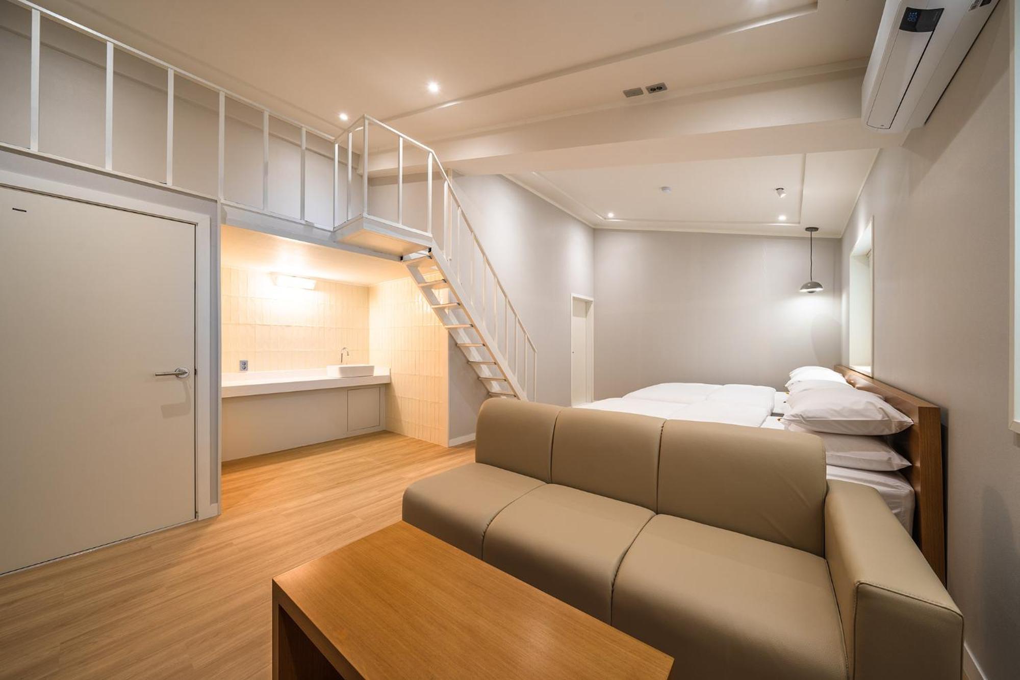 Mono Hotel Suwon Esterno foto