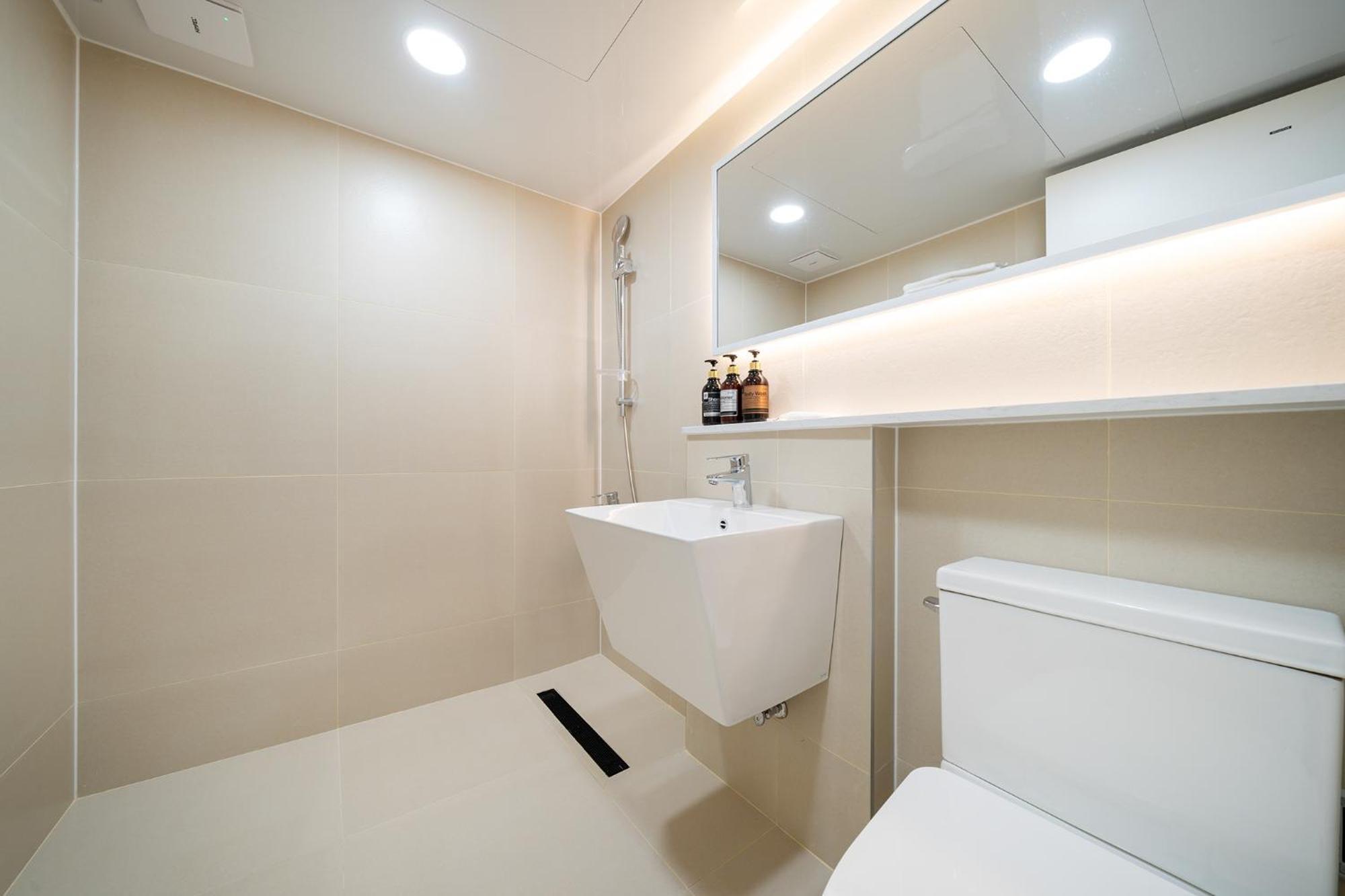 Mono Hotel Suwon Esterno foto