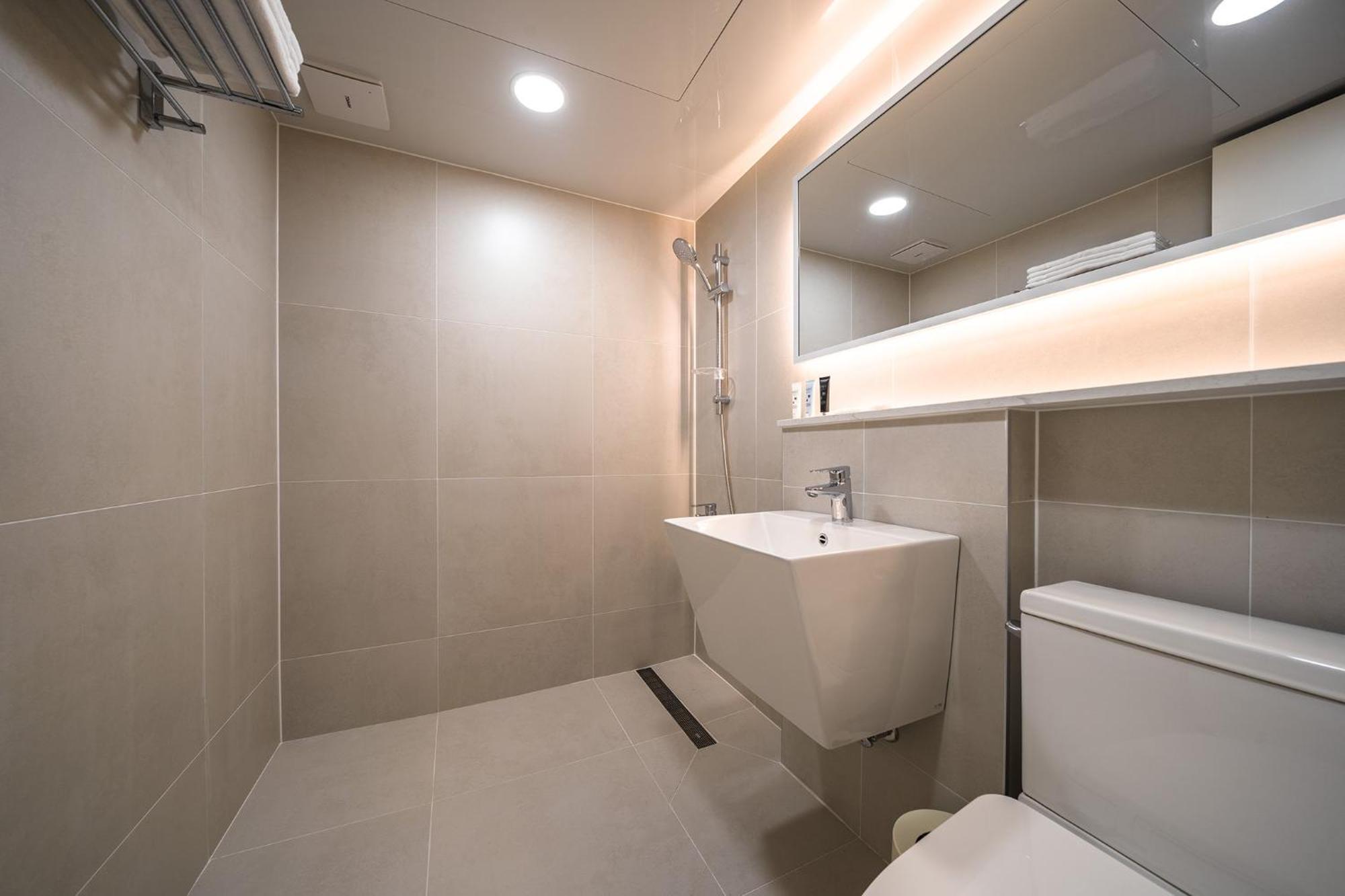 Mono Hotel Suwon Esterno foto